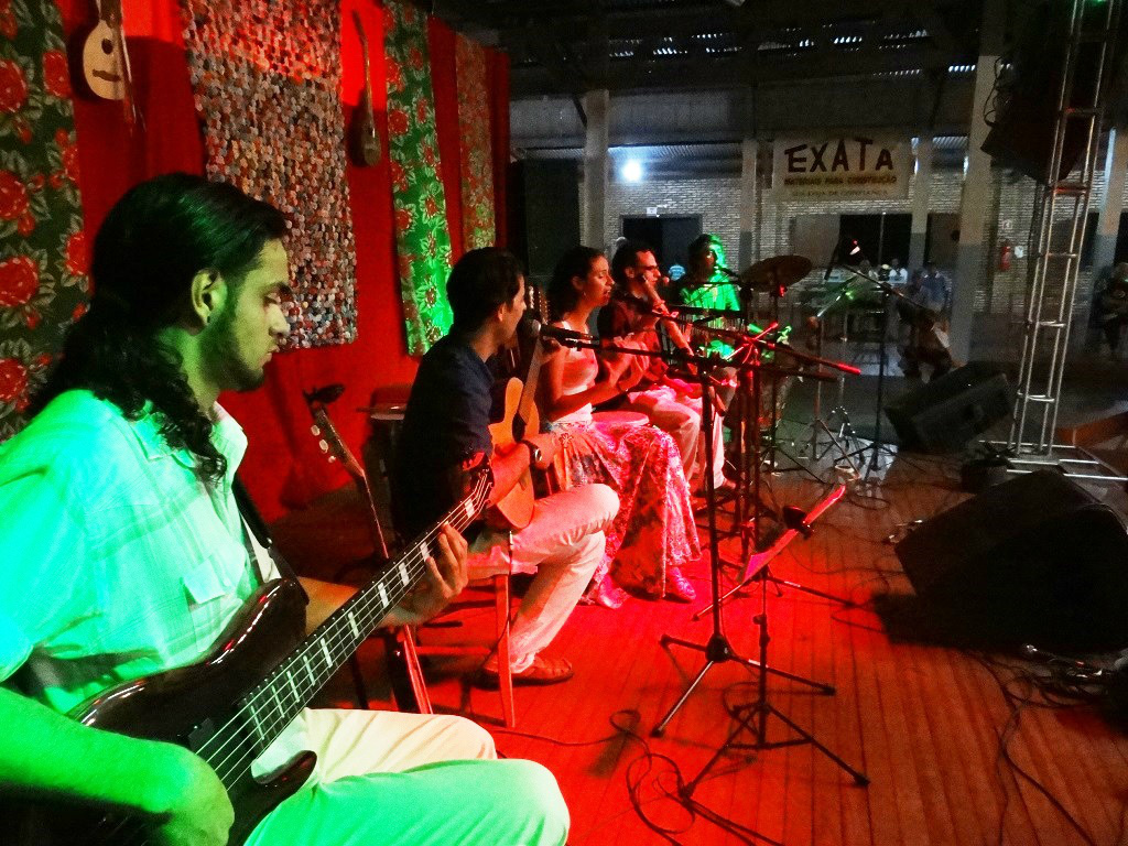  grupo Balaio. Formado por cinco integrantes, numa composição de vozes, cordas e percussão, o O grupo Balaio, que constrói um repertório baseado nos diversos ritmos, formas de cantos e melodias das manifestações musicais da cultura popular brasileira. 