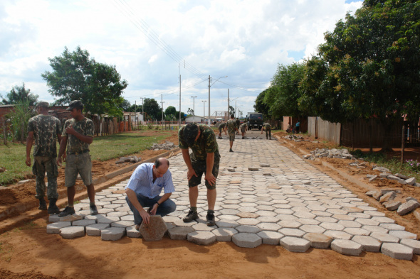 Vereador Nicoline pede a retomada do projeto Chão Branco em Amambai Várias vilas da cidade foram contempladas com a execução do projeto Chão Branco / Foto: Moreira Produções