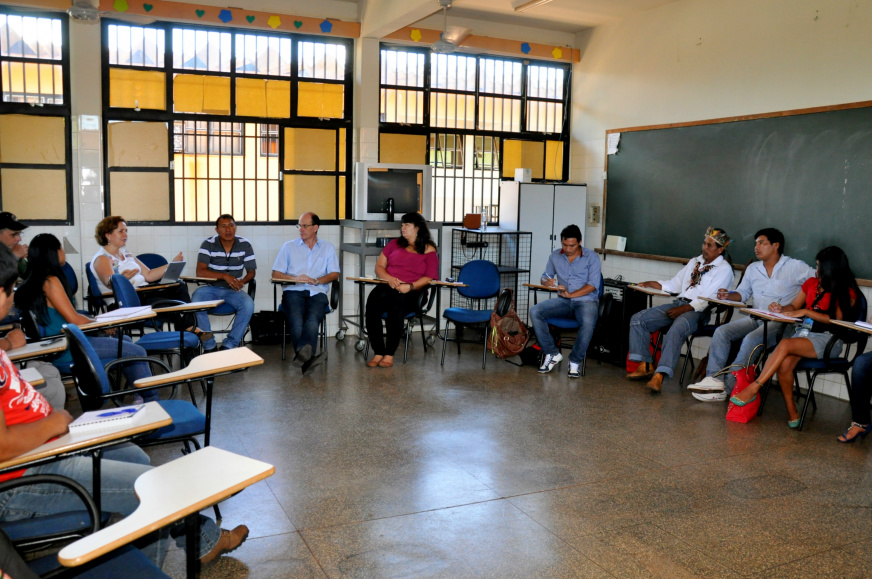 Prefeito Sérgio Barbosa durante reunião no campus da UEMS em Amambai, juntamente com membros da Universidade, Funai, jovens e lideranças indígenas / Foto: Assessoria