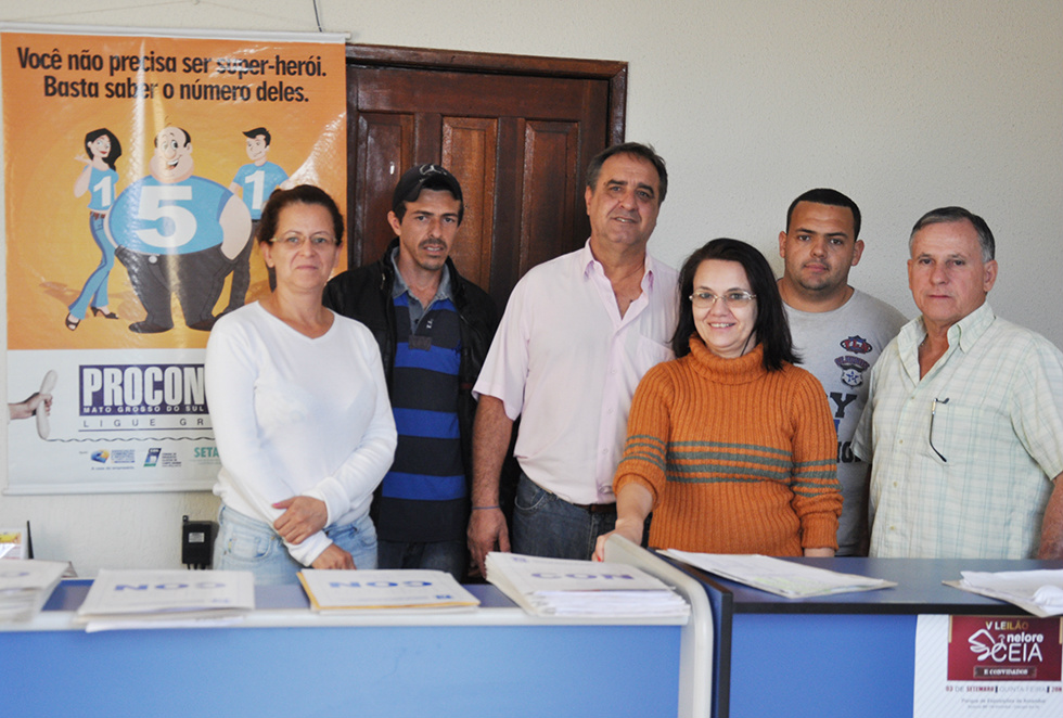 Reclamações ao Procon de Amambai apresentam resolução imediata Procon tem resolvido 85% das reclamações de consumidores a curto prazo. Na foto, o Secretário José Luiz Karasek, o diretor Jabes Moreira Brum e membros da equipe, que é composta por Maribel Schell, Cida Farias, Ademilson Borges, José Vander, Douglas Lacerda e Denize de Deus Matheus.