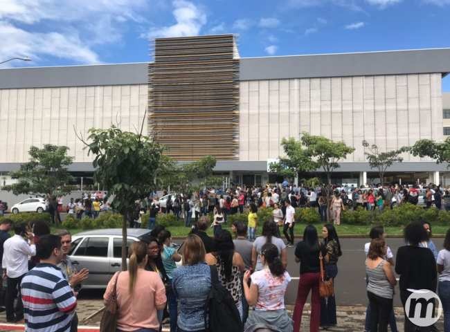 Proximidade com a Bolívia 'ajudou' para que tremor não fosse sentido em MS Prédio de empresa em Uberlândia foi evacuado após tremores (Foto: G1)