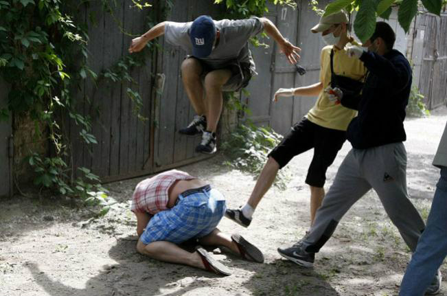 Fotógrafos flagram agressão a militante gay na Ucrânia