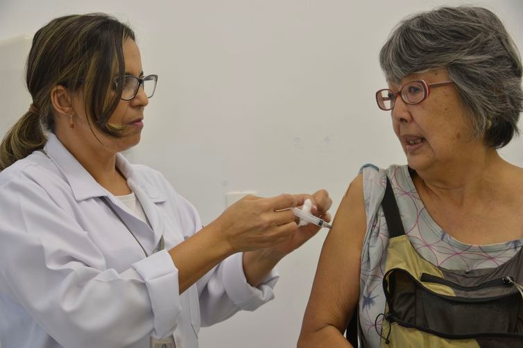 Sociedade Brasileira de Imunizações defende uma taxa de imunização de 95% do público-alvo (Arquivo/Agência Brasil)