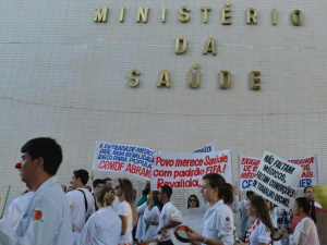 Médicos fazem protesto em Brasília contra a vinda de profissionais estrangeiros