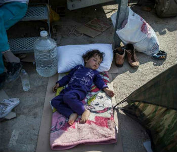 Criança dorme do lado de fora do Centro de Refugiados em Moria, na ilha grega de Lesvos. Foto: UNHCR/S. Baltagiannis