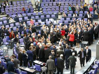 Parlamento alemão aprova terceiro resgate à Grécia