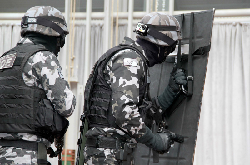 Polícia simula alto risco para garantir segurança na Copa