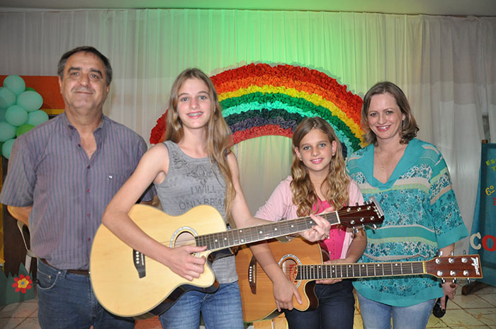 Alunas da Escola Municipal Antonio Pinto da Silva, o diretor José Luiz Karasek e a coordenadora pedagógica Marcia Ritter / Foto: Assessoria
