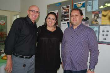 Lelo com o casal Cintia e Texeira Escobar, proprietários do CNA. (foto: Moreira Produções)