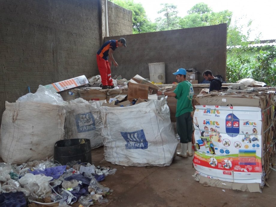 Coleta seletiva é realizada em 100% das vilas de Amambai Amambai produz cerca de 17 toneladas de lixo por dia / Foto: Moreira Produções