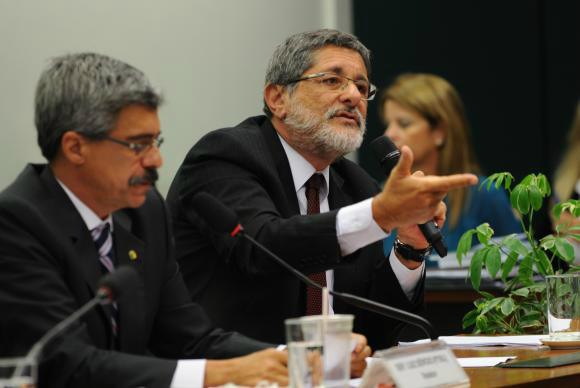 É preciso separar Petrobras dos que desviaram recursos dela, diz Gabrielli É preciso separar Petrobras dos que desviaram recursos dela, diz Gabrielli