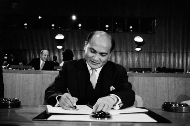 Cerimônia de assinatura da Convenção sobre Direitos Econômicos, Sociais e Culturais e Convenção sobre Direitos Civis e Políticos, na sede da ONU, em Nova York, em dezembro de 1966. Foto: ONU/TC (arquivo) 