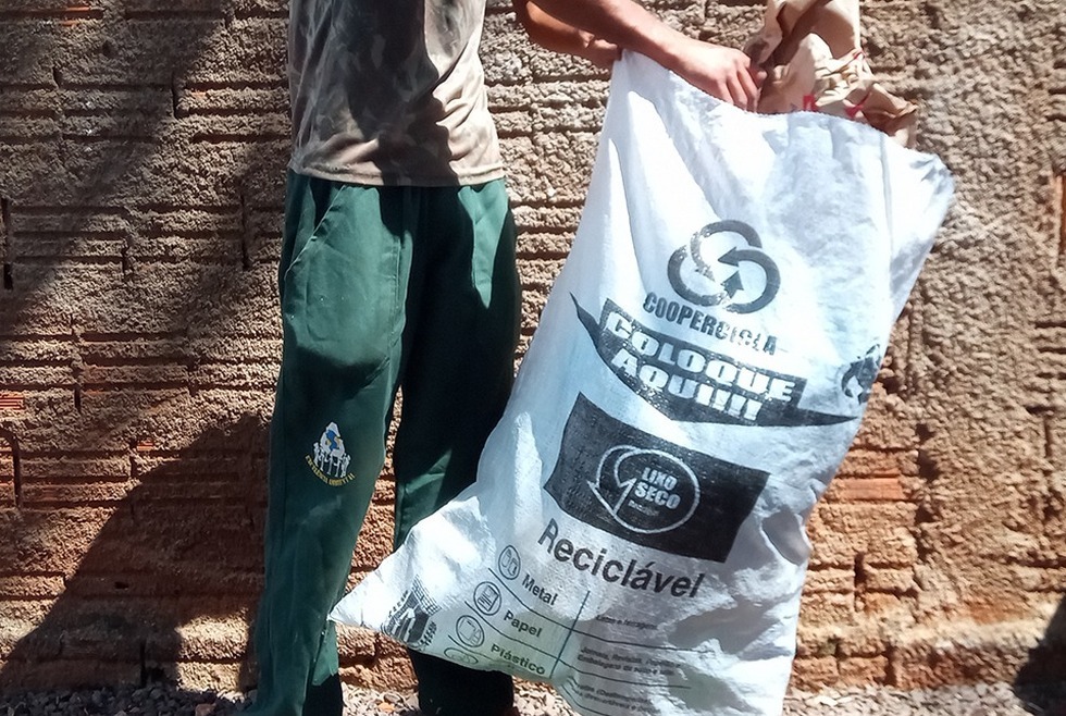 Coleta seletiva é realizada em 100% das vilas de Amambai Sacos de rafia estão sendo entregues para a população, facilitando o descarte / Foto: Divulgação