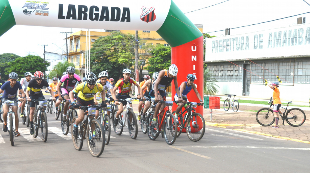 Atletas largaram na praça Cel. Valêncio de Brum / Foto: Moreira Produções