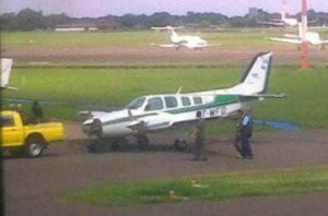 Avião que se acidentou no Aeroporto foi rebocado e levado para o hangar do Governo do Estado. (Foto: Repórter News)