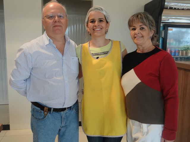 Ao centro, a proprietária da Chiparia Amambai, Amanda Figueiredo ao lado de seus pais / Foto: Moreira Produções