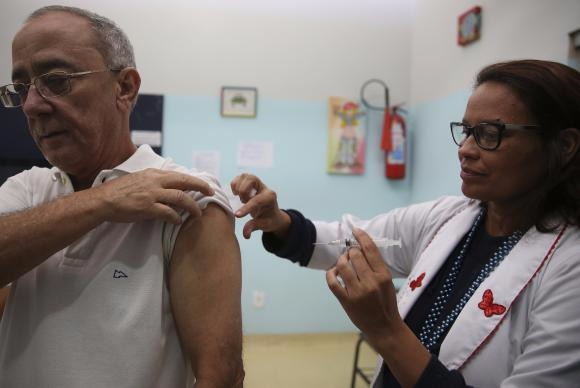 Brasília - Para a Sociedade Brasileira de Imunizações, muitas doenças fatais para idosos poderiam ser evitadas se idosos e adultos se vacinassem conforme o calendário