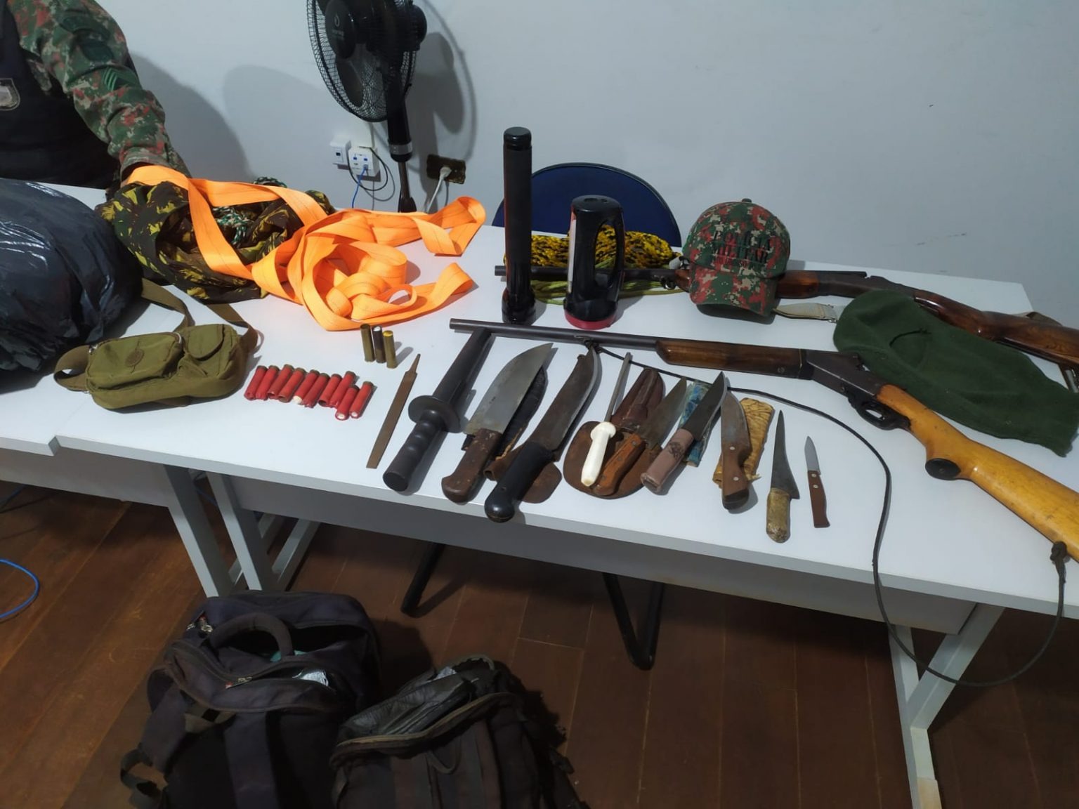 Polícia Militar Ambiental de Amambai prende caçadores e frustra caçada ilegal Os homens portavam armas e munições ilegais / Foto: PMA