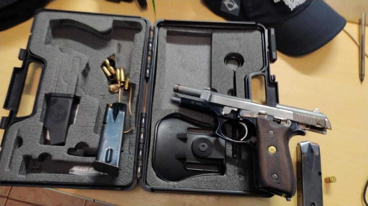 Homem é preso após colocar pistola na mão da filha e trocar tiros com PM Foto: Divulgação PM