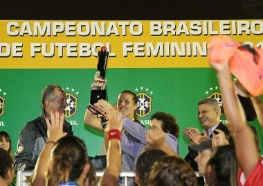Aldo Rebelo participou da cerimônia de entrega de medalhas e troféu às campeãs