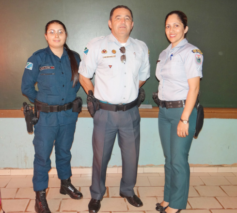 Sargento Geraldo, soldada Paula e soldada Maria Clara realizam visitas domiciliares para saber em que nível está a violência e definir de que forma a PM pode agir para trazer a tranquilidade ao lar / Foto: Moreira Produções