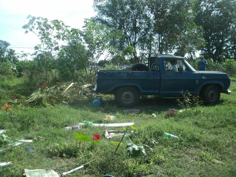 PMA autua homem que descarregava carga de lixo em frente escola de Corumbá