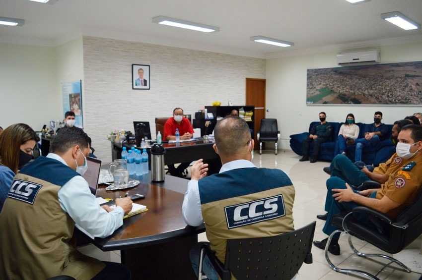 A reunião ocorreu na sala de reuniões da prefeitura de Amambai / Fotos: Decom