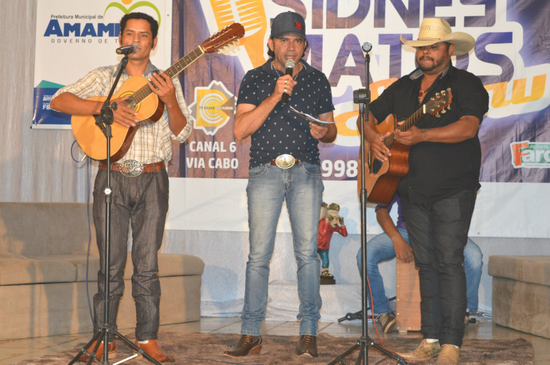 Programa Sidney Matos Show grava com 32 músicos no último sábado (8) em Amambai A dupla João Paulo e Cuiabano e o apresentador Sidney Matos Show / Foto: Moreira Produções