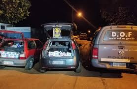 DOF apreende veículos carregados com R$ 350 mil em eletrônicos contrabandeados Celulares eram transportados no porta-malas dos veículos. (Foto: DOF)