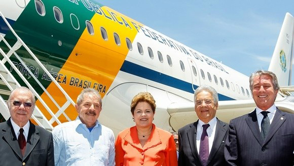 Governo viaja para funeral de Nelson Mandela Presidenta Dilma Rousseff partiu para a África do Sul acompanhada dos ex-presidentes Sarney, Lula, Fernando Henrique e Collor