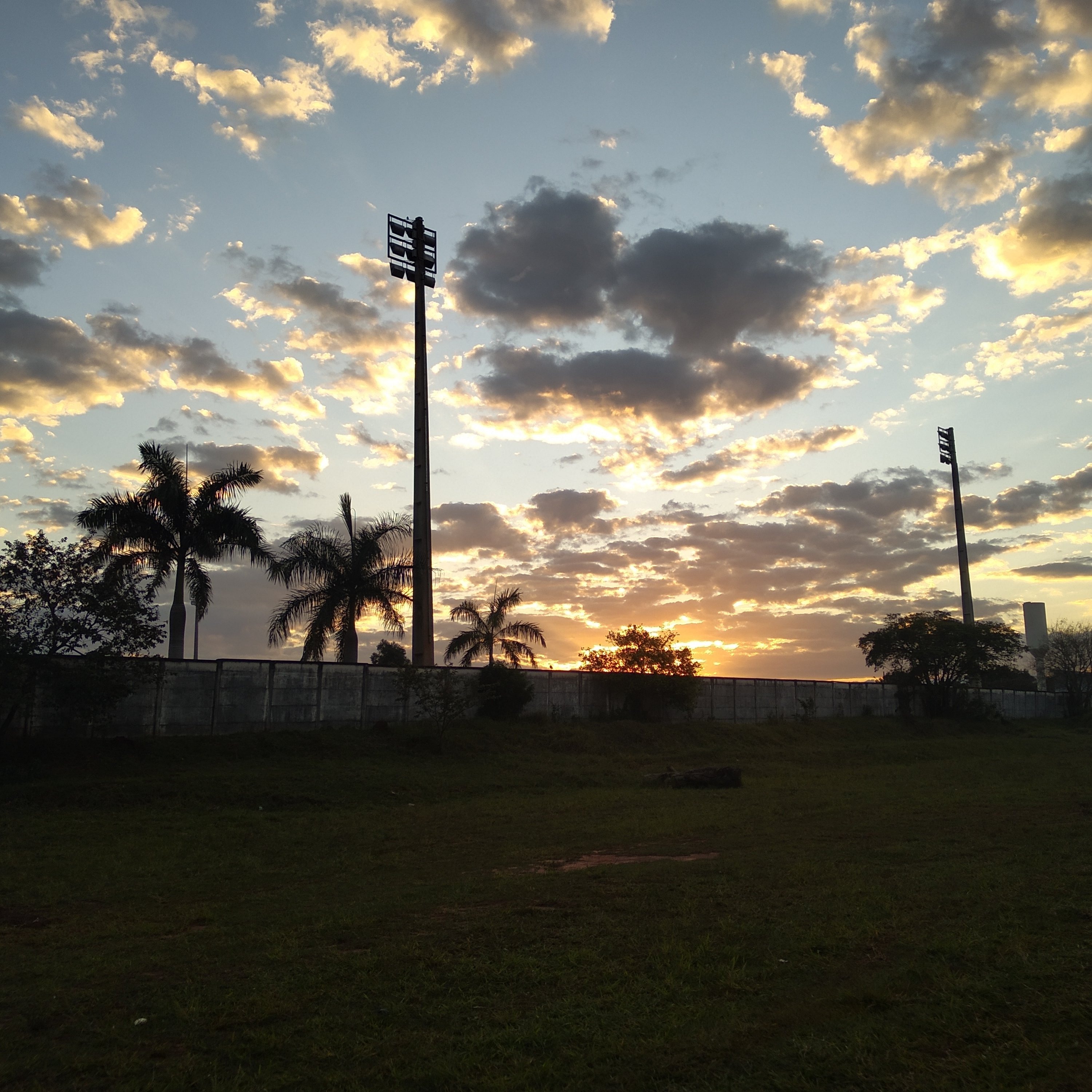 Final de tarde desta segunda-feira (13). A imagem deslumbrante foi observada e clicada na rua José Luiz Sampaio Ferraz, no trecho ente o Clube Milionários e o estádio municipal Ernesto Landolfi.  / Foto: José Luiz Nunes Moreira