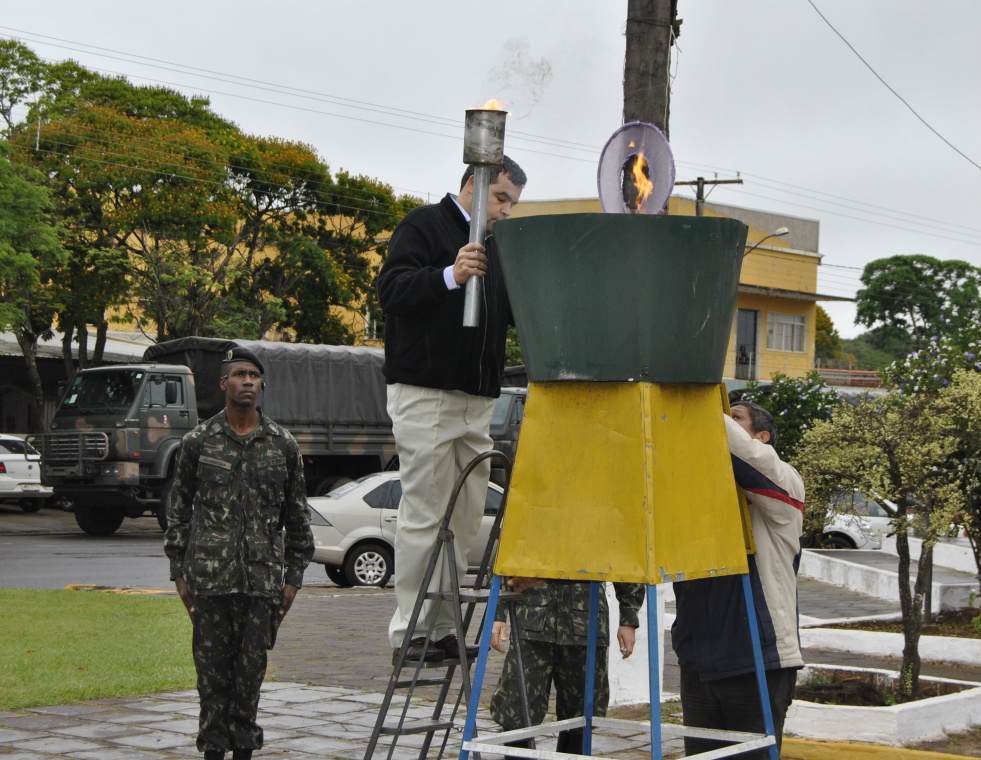 O secretário municipal de gestão, Valdir José Luiz realizou o acendimento da Chama da Pátria / Foto: Moreira Produções