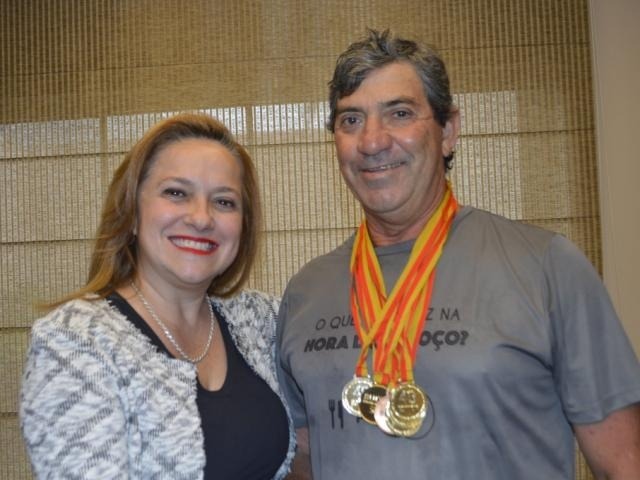Médico de MS ganha 8 medalhas de ouro em competição internacional Maria José Maldonado e Marcos Gomes exibem medalhas conquistadas em Montenegro (Foto: Divulgação)