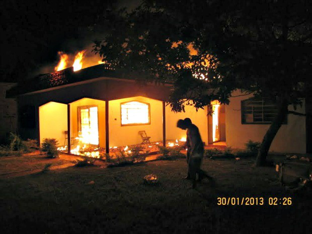 Incêndio destrói sede do grupo AA em Sete Quedas Incêndio se alastrou em cerca de 20 minutos (Foto: Divulgação/Polícia Civil)