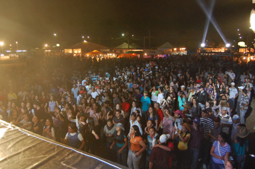 Passaportes para a Expobai 2011 já estão à venda em Amambai Milhares de pessoas visitam o Parque de Exposição durante a Expobai. (Foto: Moreira Produções)