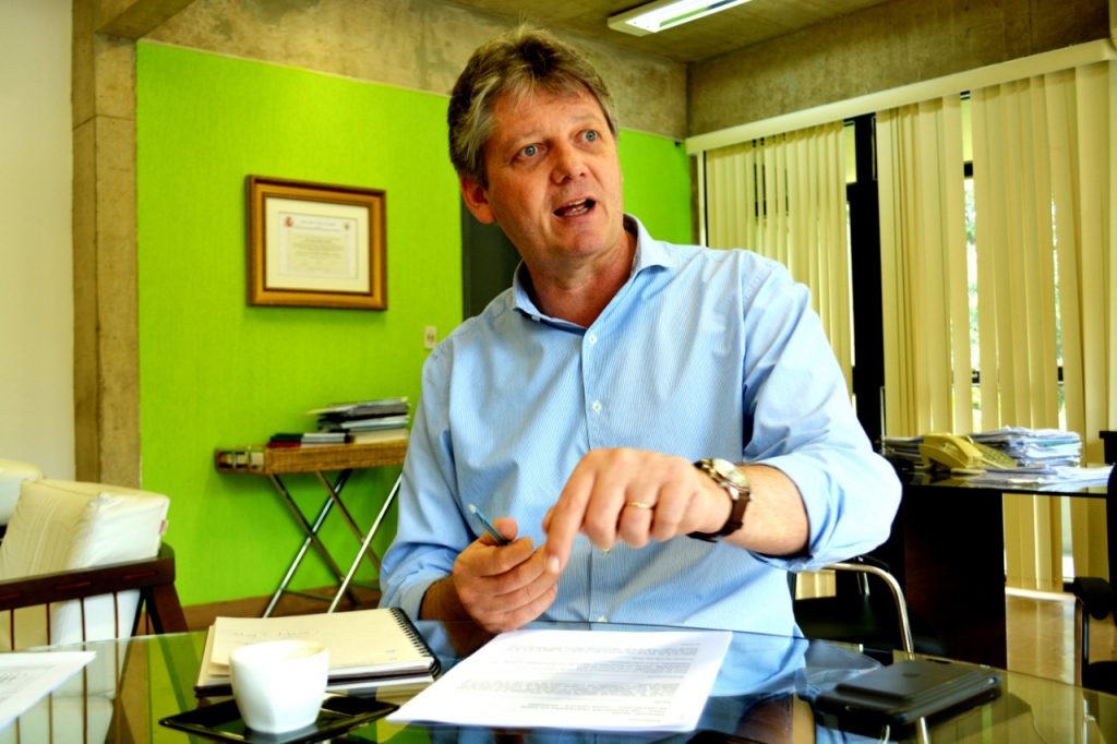 “Foram exportadas 23 mil toneladas a mais de carne de aves no primeiro semestre de 2020. Estamos aumentando nossa produção e se posicionando no mercado internacional. Tudo isso é resultado da política de fomento à avicultura implantada pelo Governo do Estado, ao diálogo permanente com o setor e à adoção de rigorosos protocolos de biossegurança”, comenta o secretário Jaime Verruck, da Semagro.