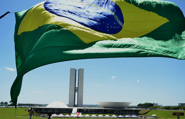 IBGE: PIB fecha 2015 com queda de 3,8%