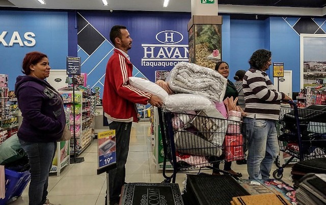 Integrantes do MTST na fila do caixa das lojas Havan em Itaquaquecetuba / Foto: Mídia Ninja