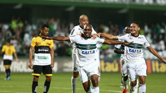 Coritiba bate o Criciúma, mas continua na zona da degola