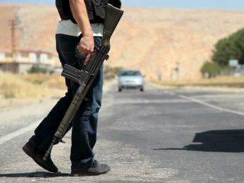 Controlo de segurança na estrada de Silvan (perto deDyarbakir) - Reuters/Sertac Kayar
