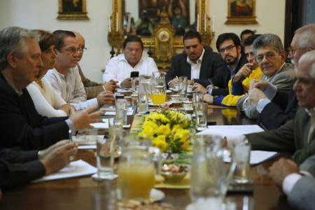 Representantes da oposição participam de uma reunião com membros da Igreja Católica e da União de Nações Sul-Americanas (Unasul), em Caracas, na Venezuela, no fim de semana. 18/05/2014 