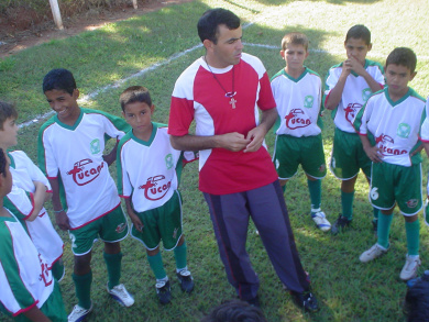 Definido os jovens atletas que estarão em SP realizando treinos Jovens atletas de Amambai irão para São Paulo tentar o sonho de ser escolhido por um olheiro para jogar futebol.