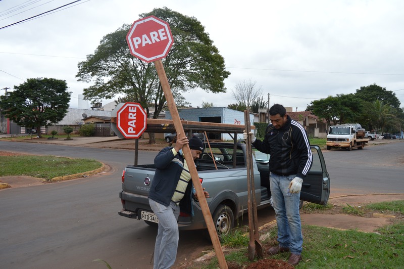 Ruas de Amambai recebem nova pintura e placas de trânsito Novas placas de trânsito estão sendo instaladas na cidade. Foto: Moreira Produções