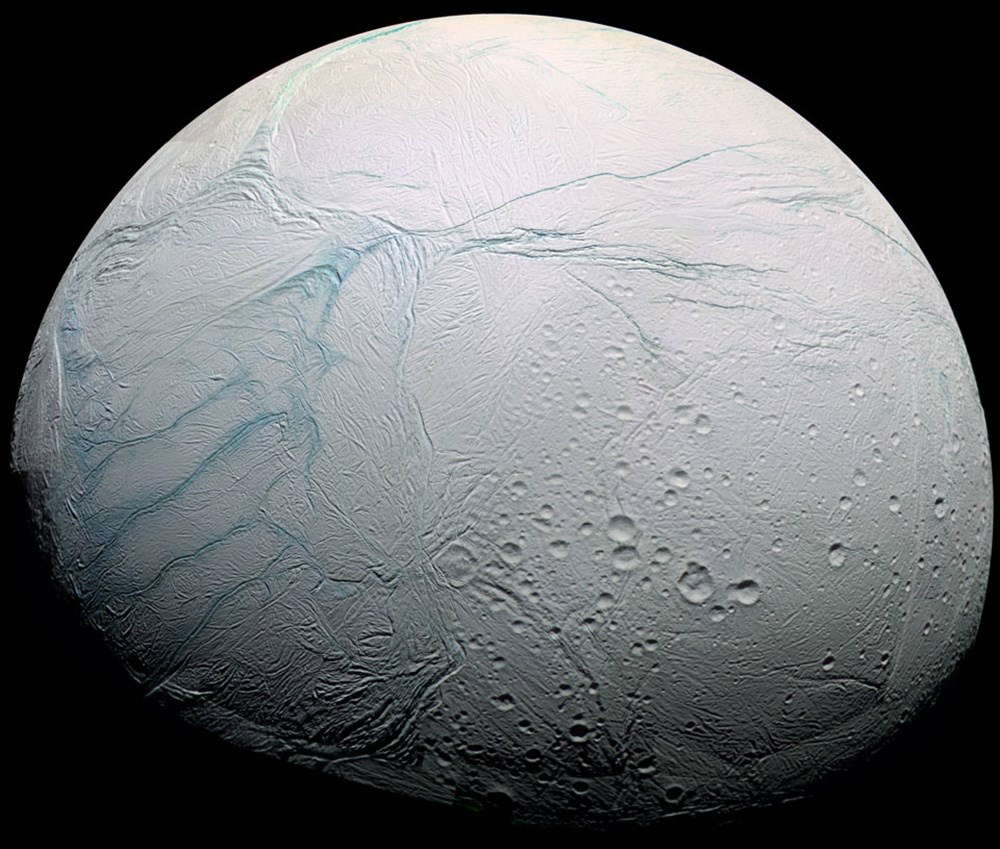 Lua de Saturno Enceladus tem água quente com minerais e pode abrigar vida