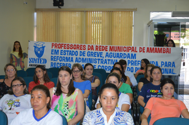 Portando faixas, os professores estiveram protestando na Câmara de Vereadores / Foto: Moreira Produções
