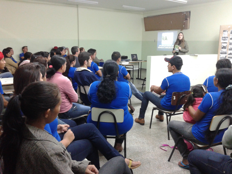 Palestras e entrega de panfletos foram feitas durante a conscientização / Foto: Da Assessoria