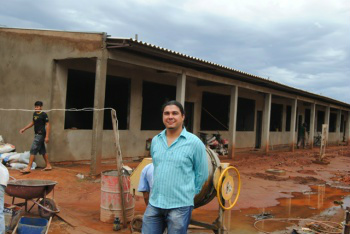 O diretor da escola Felipe, Paulo Claidimar Fernandes de Lima, durante a obra de construção das novas salas.