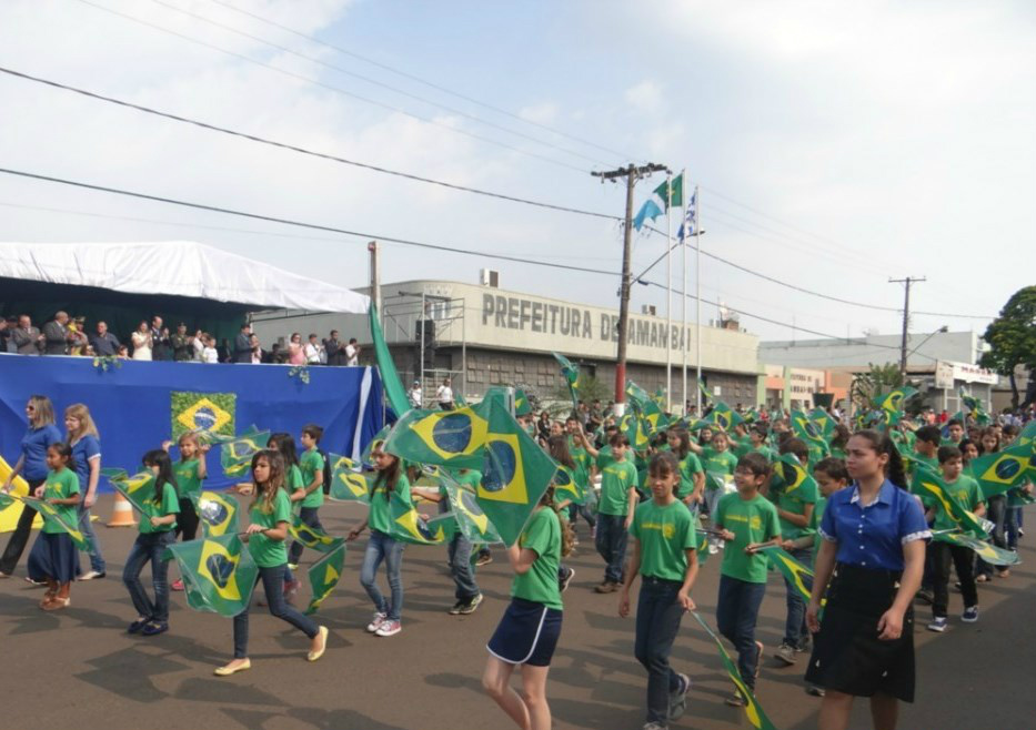 O desfile acontece aa rua Sete de Setembro, a partir das 8 horas.