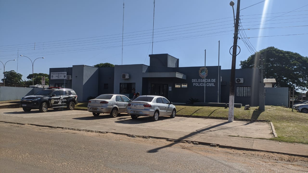 Mulher de 25 anos é ferida a golpes de faca pelo marido, em Amambai Delegacia de Polícia Civil de Amambai, onde foi registrado o boletim de ocorrência na manhã dessa terça-feira (20) / Foto: Geovana Biron - Amambai Notícias