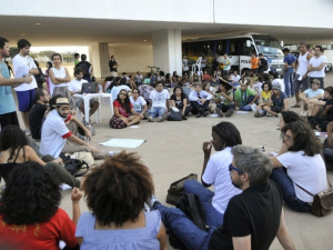 Jovens organizam manifestação no domingo (30) no Estádio Mané Garrincha Jovens organizam manifestação no domingo (30) no Estádio Mané Garrincha